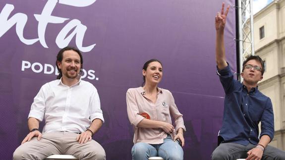 Pablo Iglesias (i), Irene Montero, e Íñigo Errejón, hoy en Madrid.