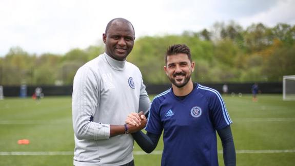 David Villa (d), junto a su entrenador Patrick Vieira. 