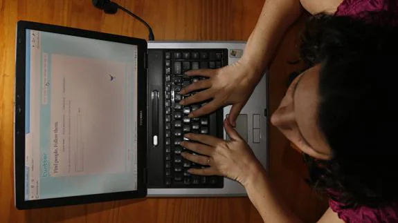 Un usuario navega en internet con su portátil.
