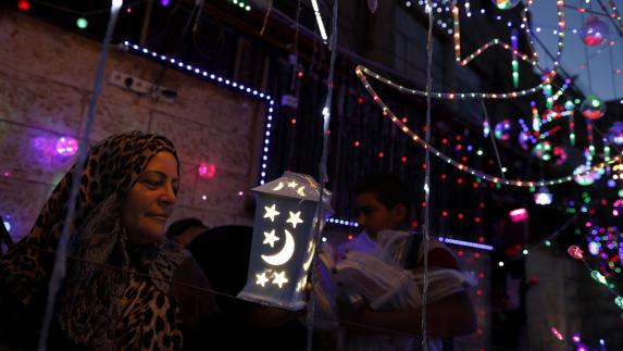 Una mujer palestina compra artículos decorativos para el ramadán en la ciudad vieja de Jerusalén.