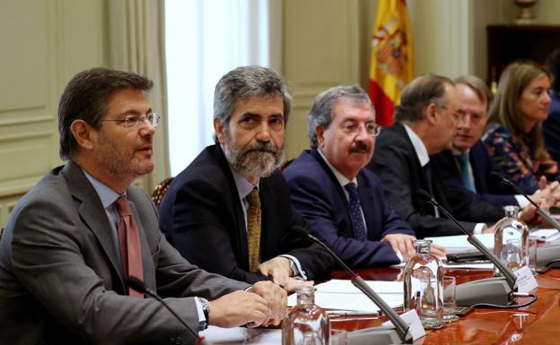 El ministro de Justicia y el presidente del Poder Judicial, en el encuentro para tratar los tribunales especializados en 'suelos'