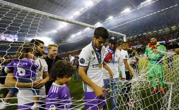 Álvaro Morata corta la red de una portería en Cardiff tras conquistar la Champions. 