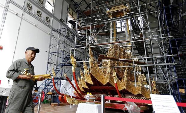 Un oficial del Ejército pasa delante de la Real Carroza de la Gran Victoria en el Museo Nacional en Bangkok.