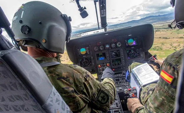 Vuelo de instrucción a bordo de un helicóptero EC-135 del Centro de Formación de las Fuerzas Aeromóviles del Ejército.