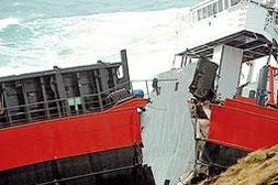 Imagen del barco ya fracturado por el oleaje. [F. DE LA HERA / ETB]