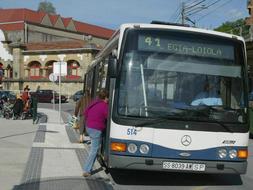 Una viajera sube al autobús de la línea 41 que hasta ahora recorría el trayecto Egia-Loiola y que a partir del lunes 23 llegará también hasta Martutene.  [MICHELENA]