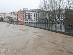 Foto: Desbordamiento del río Oria a su paso por Andoain. /UNANUEVídeo: Inundaciones Gipuzkoa. /TELEDONOSTI