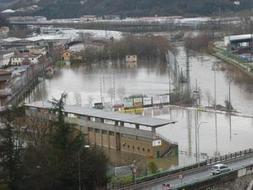 El barrio donostiarra de Loiola también ha quedado anegado por el agua. [Foto: F. DE LA HERA / Vídeo: M. FRAILE[