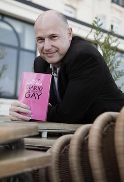 Iñigo Lamarca, en Donostia, con su libro. Incluye fragmentos de su diario de adolescente. /USOZ