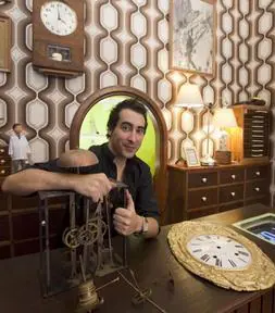 Álvaro en su taller con un reloj Moretz con pesas fabricado por la viuda de Frévier. A restaurar. /USOZ