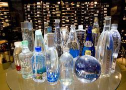 ¿Por qué bebemos agua embotellada?