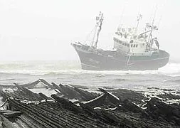 Suspendidas las labores de rescate del pesquero hasta mañana por el estado de la mar