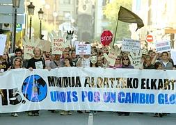 Miles de personas se manifiestan en San Sebastián a favor del cambio global