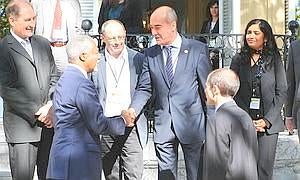 Izagirre y Garitano saludan a Kofi Annan. /Ignacio Pérez