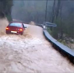 Las inundaciones en Berastegi, desde un coche