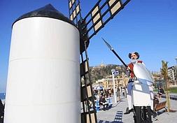 Mañanitas. La Diosa Momo y su séquito saludando desde el balcón del hotel Londres. ::                             J.M. LÓPEZ