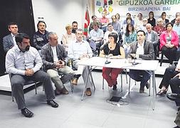 Presentación. Rodeados de concejales y junteros, leyeron el documento Nahikari Otermin, de Pasaia, e Imanol Lasa, de Zarautz. ::                             MIKEL FRAILE
