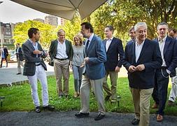 En Donostia. Sémper, González Pons, Quiroga, Rajoy, Basagoiti, Oyarzábal, Arenas, Gallardón y Alonso, en uno de los jardines del hotel Costa Vasca. ::                             USOZ