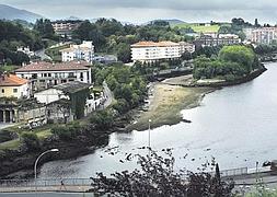 Casi ni isla. La Isla de los Faisanes, durante la marea baja, queda prácticamente unida a Behobia por los sedimentos acumulados. ::                             F. DE LA HERA