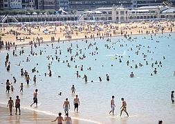 La playa de La Concha se llenó de bañistas en busca de un chapuzón con el que refrescarse. ::                             JOSÉ MARI LÓPEZ