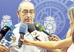 El jefe de la investigación, Serafín Castro, habló ayer para varios medios de comunicación. ::                             J.L. PINO/EFE
