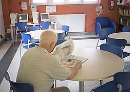 Como en casa. Un usuario del centro lee el periódico en el espacio de acompañamiento . ::                             F. DE LA HERA