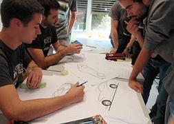 Varios alumnos, en el proceso inicial de diseño. ::                             MU