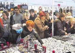 De compras por los pabellones de Ficoba