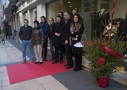 Colaboración. Estreno de la decoración navideña en el comercio Merche de Serapio Múgica. ::                             F. DE LA                             HERA