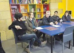 Coordinados. Eunate Encinas (Juventud), Arritxu Zurbano (ludotecas), Fernando San Martín, Imanol Peso (Break) y Miren Emezabel (Gazteleku) presentaron el programa de Gaztegabonak. ::                             F. DE LA HERA