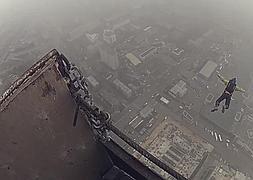 Se cuelan y se lanzan desde la torre Mercury City de Moscú