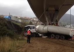 Un camión cisterna vuelca en la N-I en Lasarte, pero no provoca heridos