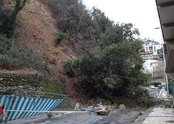 Un deslizamiento de tierra en la ladera de Igeldo corta el acceso al Paseo del Faro