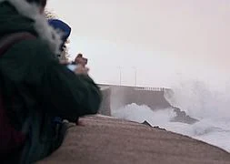 Vídeo: Cortado al tráfico el acceso al Paseo Nuevo de Donostia por el oleaje previsto. /MICHELENA