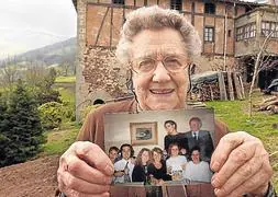 Ana María Egüés, en el caserío de Elduain, muestra la foto de la familia Zorreguieta que le mandó el padre de Máxima. /Usoz
