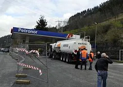 Cerrada una gasolinera en la N-1, entre Tolosa e Irura, por precaución tras un pequeño desprendimiento