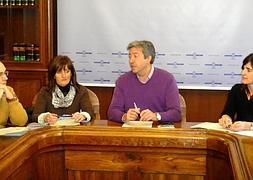 Buen balance. Mikel Zabaleta (OMIC), Lolo Carrillo (OIJ), Pedro Algre (delegado de Sociedad de la Información) e Izaskun Larrarte (SAC) presentaron los datos de atención ciudadana en 2012. ::                             F. DE LA HERA
