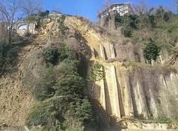 La estabilización de la ladera sobre el Peine del Viento no concluirá hasta finales de mayo. Hasta entonces, un vallado impedirá acercarse a la zona.