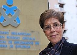 María Jesús Zapirain, delante del colegio que ha presidido durante casi 25 años. ::                             LOBO ALTUNA