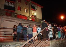 Los vecinos, poco después de abandonar sus casas. :: AMAXKAR