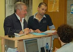 La plataforma anti PaP de Azkoitia entrega las 3.547 firmas en el Ayuntamiento