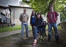 Capitanes. Julián Torres (Lapitze), Virginia Bercedo (Bidasoa), Junkal Mendizabal (Ama Xantalen y Julen Gateu (Artillería). ::                             F. DE LA HERA