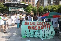 Las trabajadoras se concentraron ayer de nuevo, esta vez en la plaza del Ensanche. ::                             F. DE LA HERA