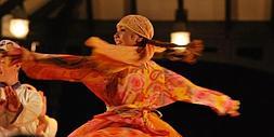 Espectáculo. Una de las bailarinas búlgaras durante, la actuación inaugural en la plaza del Ensache.