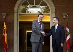 Mariano Rajoy recibe en el Palacio de la Moncloa al nuevo Lendakari Iñigo Urkullu. / Foto: Ignacio Gil