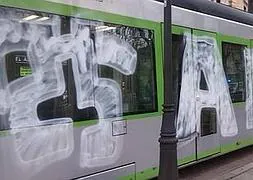 Atacan un tranvía con pasajeros en el Casco Viejo de Bilbao y realizan pintadas a favor de la amnistía de los presos de ETA