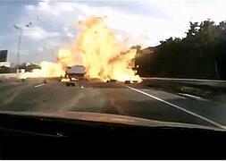 Espectacular accidente en Rusia tras estrellarse un camión cargado de bombonas de butano