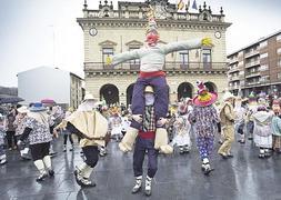 El Euskal Herri Inauteria de Kemen llenó de color el centro