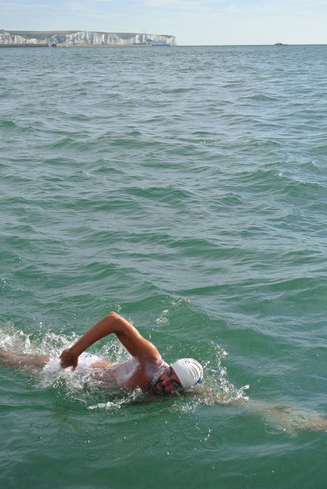 Jaime Caballero nada durante la gesta que protagonizó en el Canal de la Mancha.