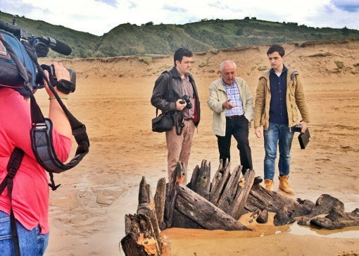 Andu Lertxundi explica la historia del barco 'Gustav' a los reporteros de Cuarto Milenio. 